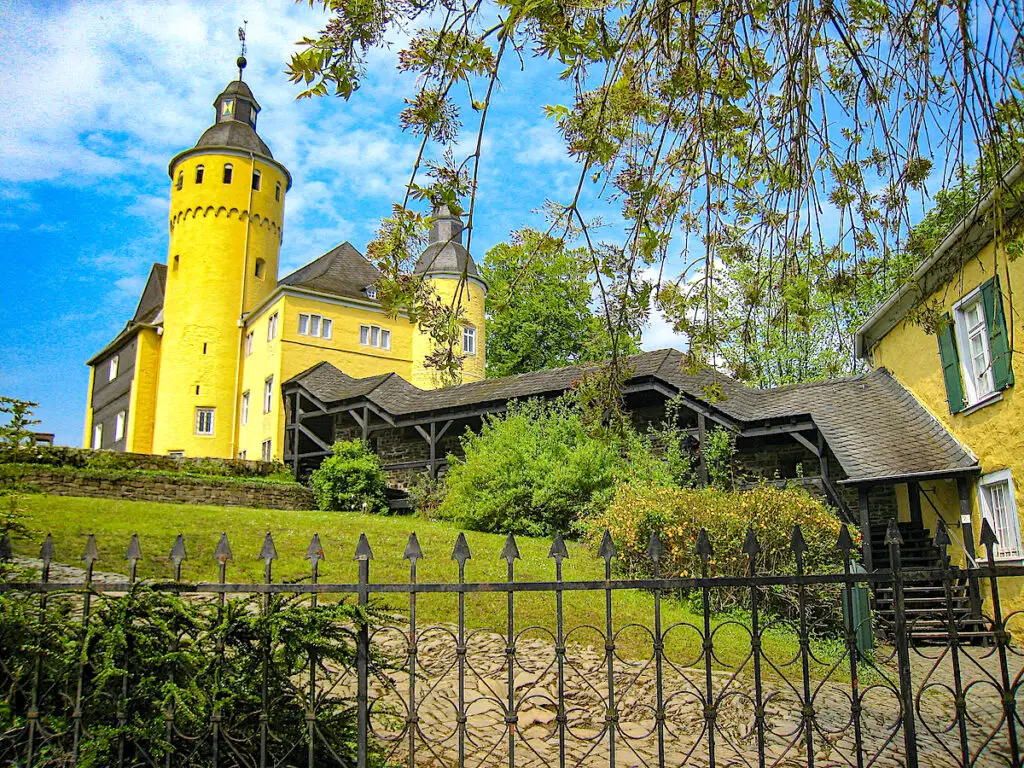 Das Bergische Land bietet schöne Ausflugsziele - hier Schloss Homburg