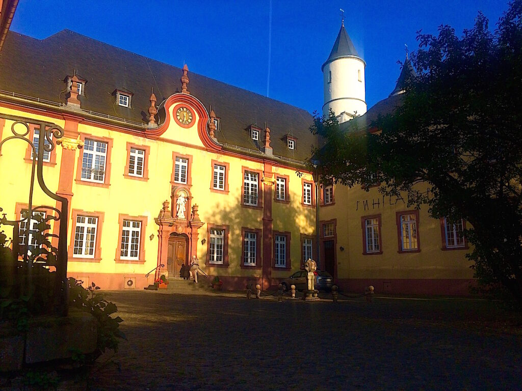 Das Kloster Steinfeld liegt am Eifelsteig 