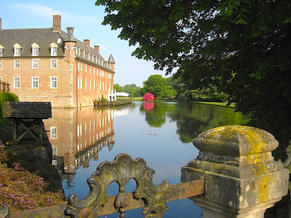 Die 10 schönsten Gärten in NRW finden sich auch rund um die Wasserburg Anholt