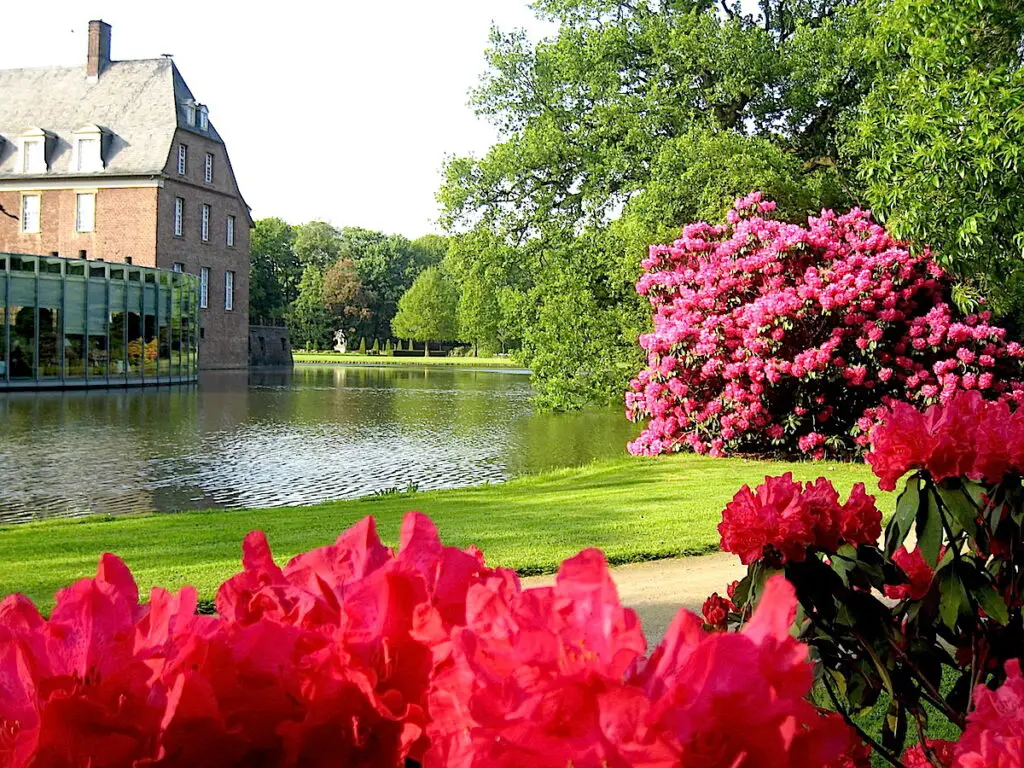 Berühmt sind die Gärten der Wasserburg Anholt im Münsterland 