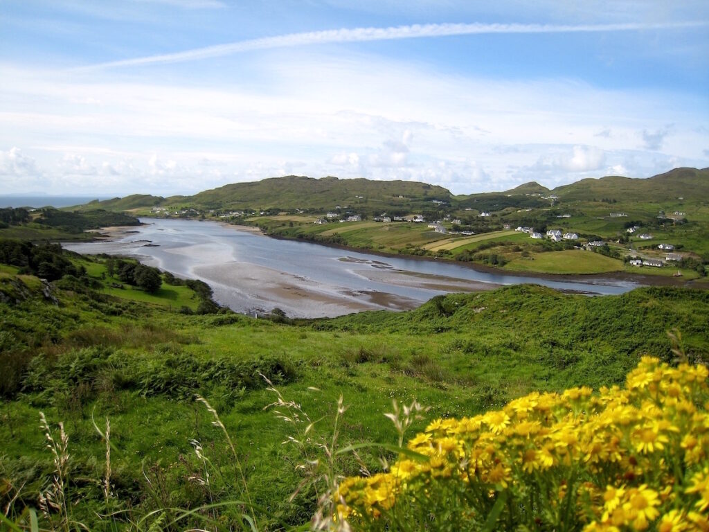 Wandern in Irland - das Dorf Teelin am Fuße der Klippen