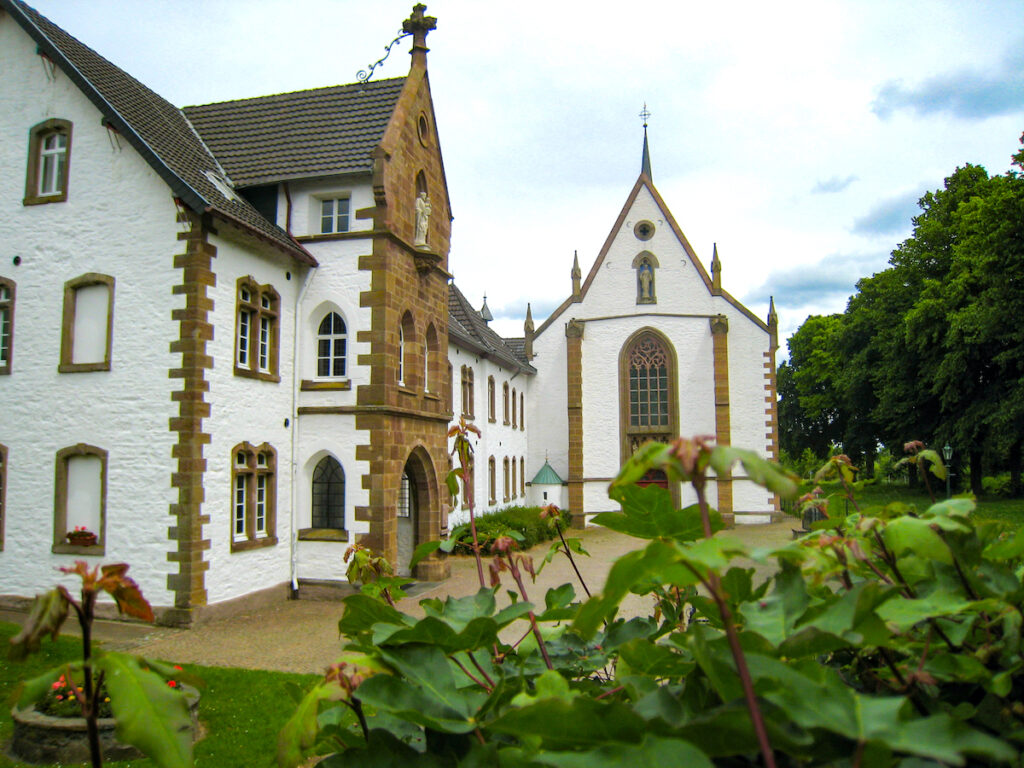 Der Eifelsteig führt durch eine frühere Klosterlandschaft 