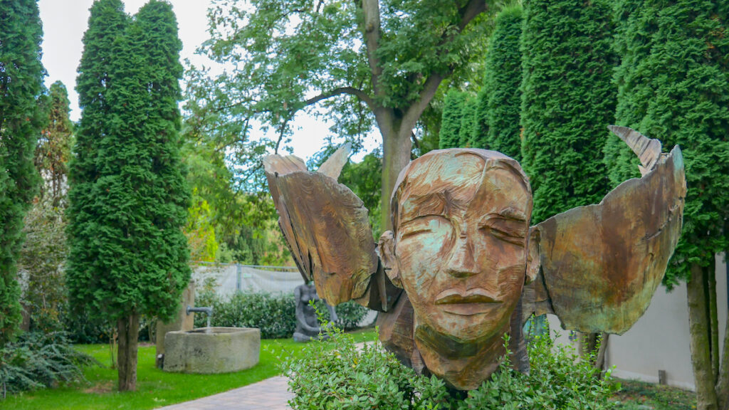 Der Römerpark in Andernach beherbergt dutzene skurille Skulpturen. 