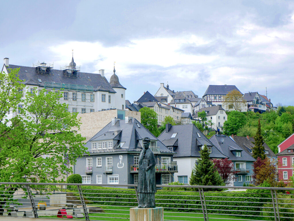 Die Fernradwege in Deutschland führen zu historischen Städtchen