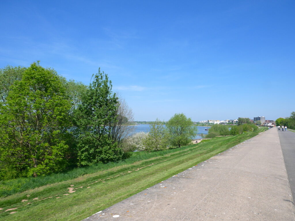 Die schönsten Rheinpromenaden in NRW - die neu gestaltete Flaniermeile in Monheim