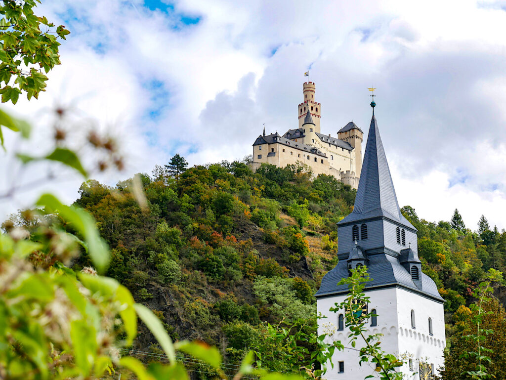 Burgen-Hopping gehört zum Urlaub in Rheinland-Pfalz - hier ist es die Marksburg in Braubach