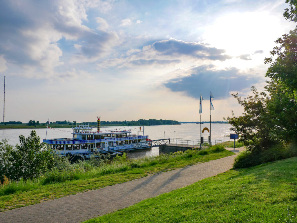 Die Rver Lady auf dem Rhein in Wesel 