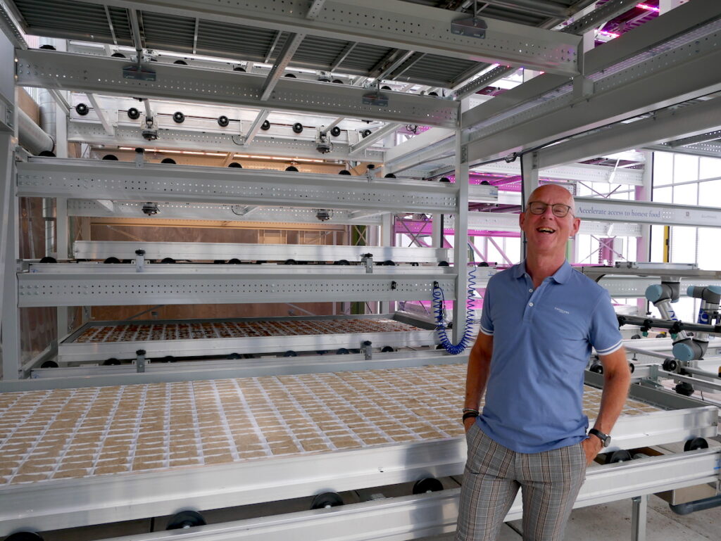 Gewächshausmanager Maurice Wubben vor einer Indoor Farm auf der Floriade