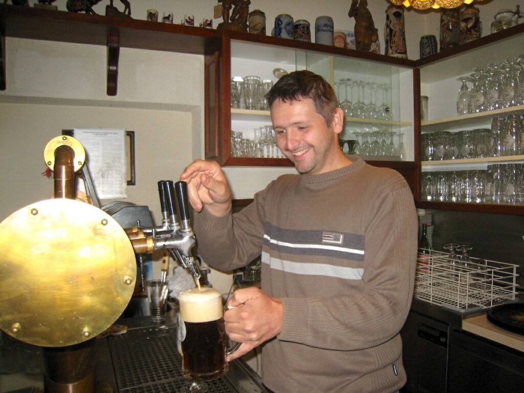 Zum Tagesausflug nach Bayern gehört ein zünftiges Bier - serviert wird es auf dem Fünf Seidla-Steig
