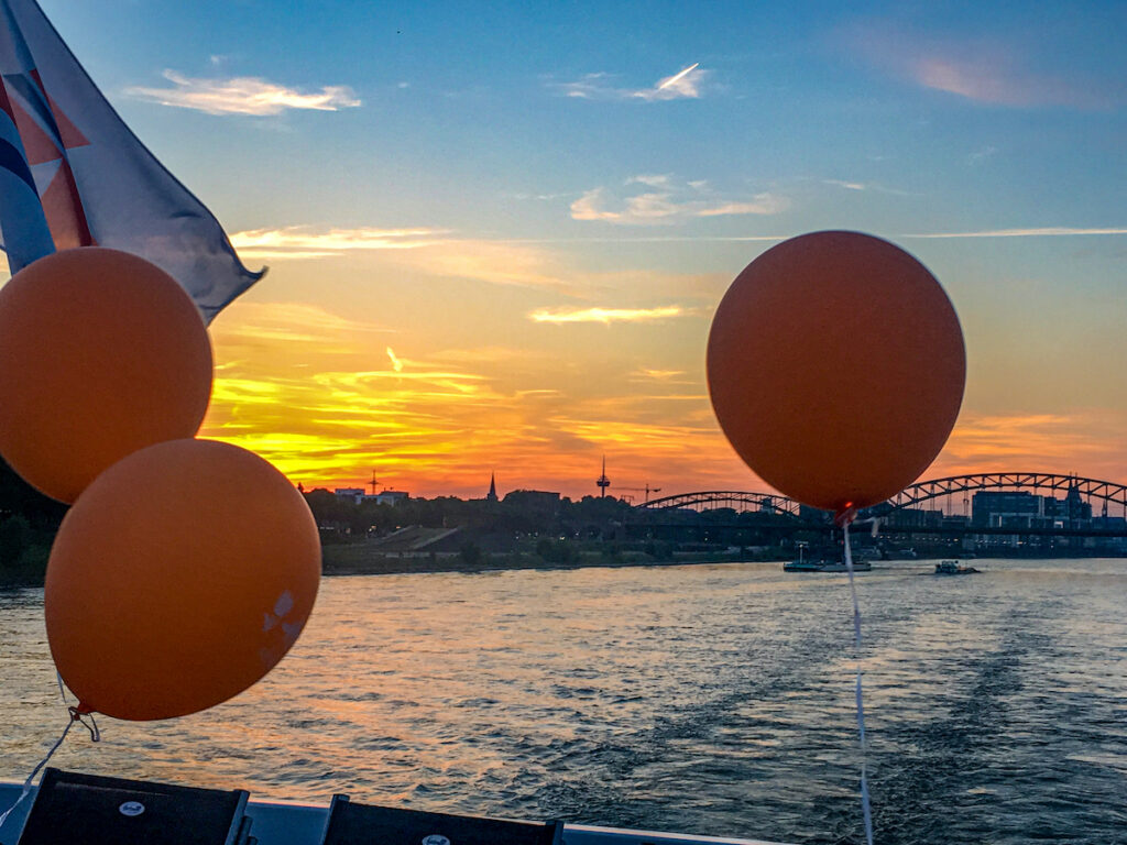 Die Kölner Skyline vom Rhein aus gesehen