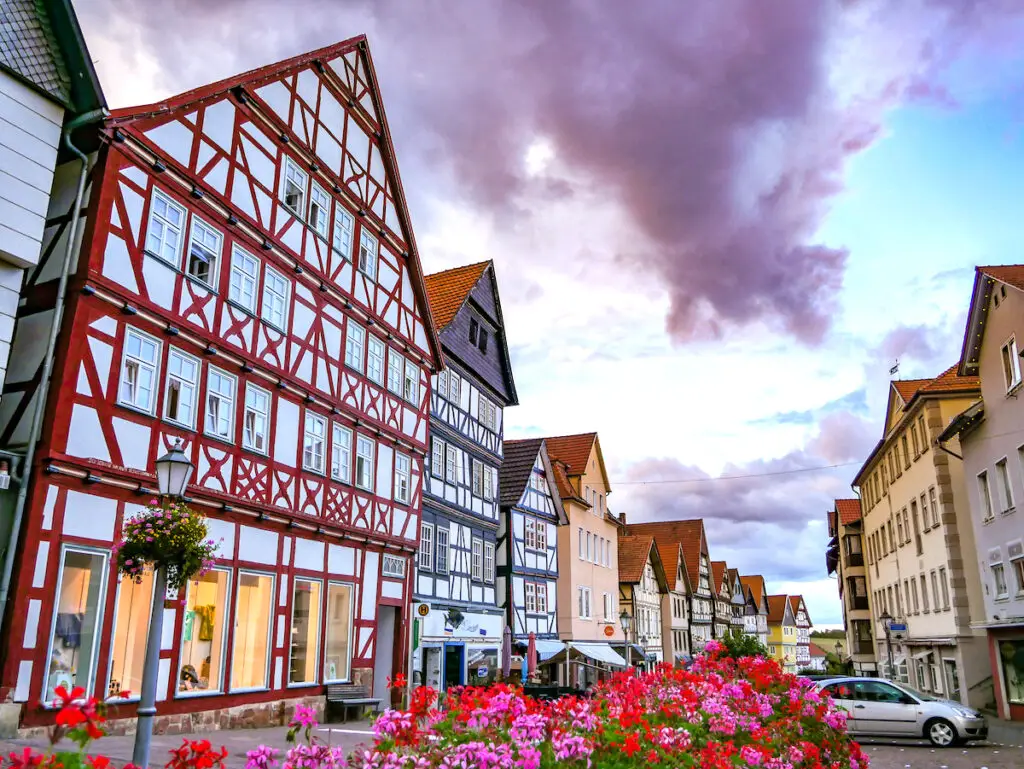 In der Altstadt von Bad Wildungen stehen Fachwerkhäuser dicht an dicht