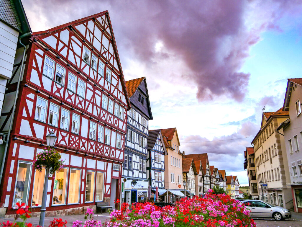 In der Altstadt von Bad Wildungen stehen Fachwerkhäuser dicht an dicht