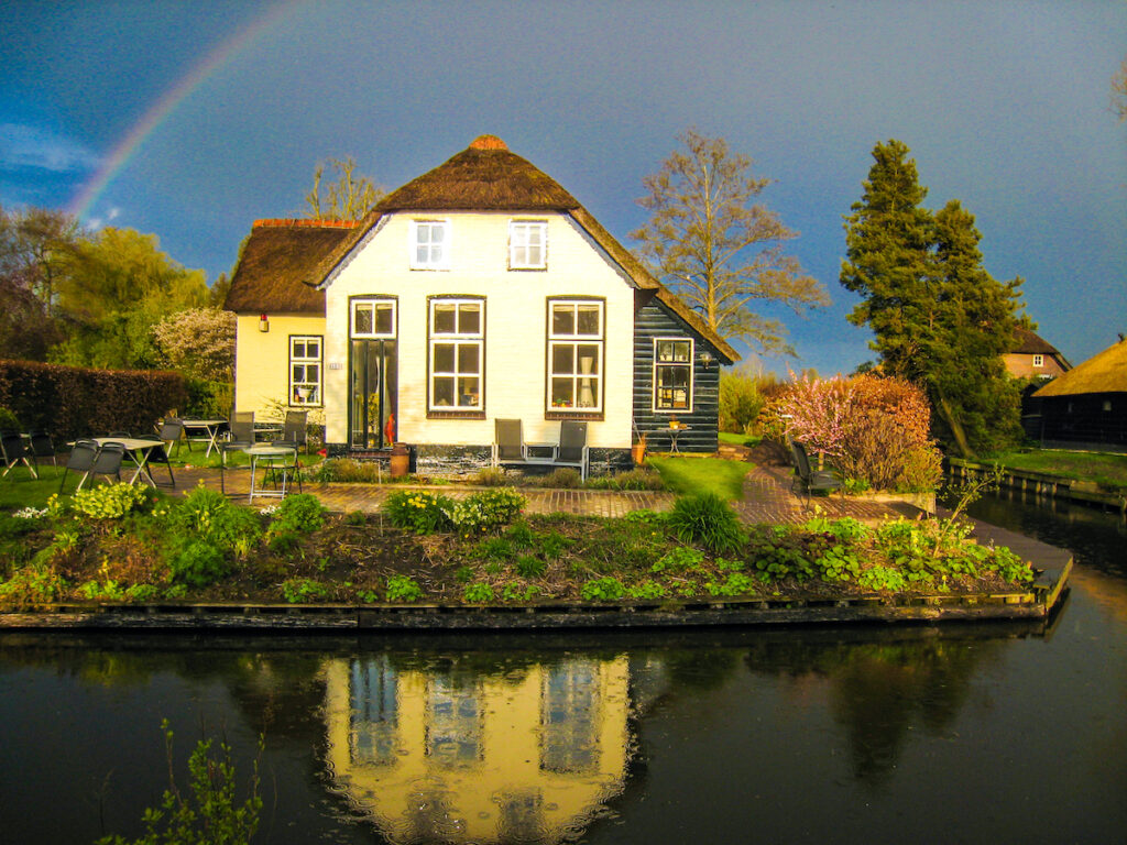 Holland im Herbst, wenn Giethoorn, das Venedig der Niederlande, besonders schön ist