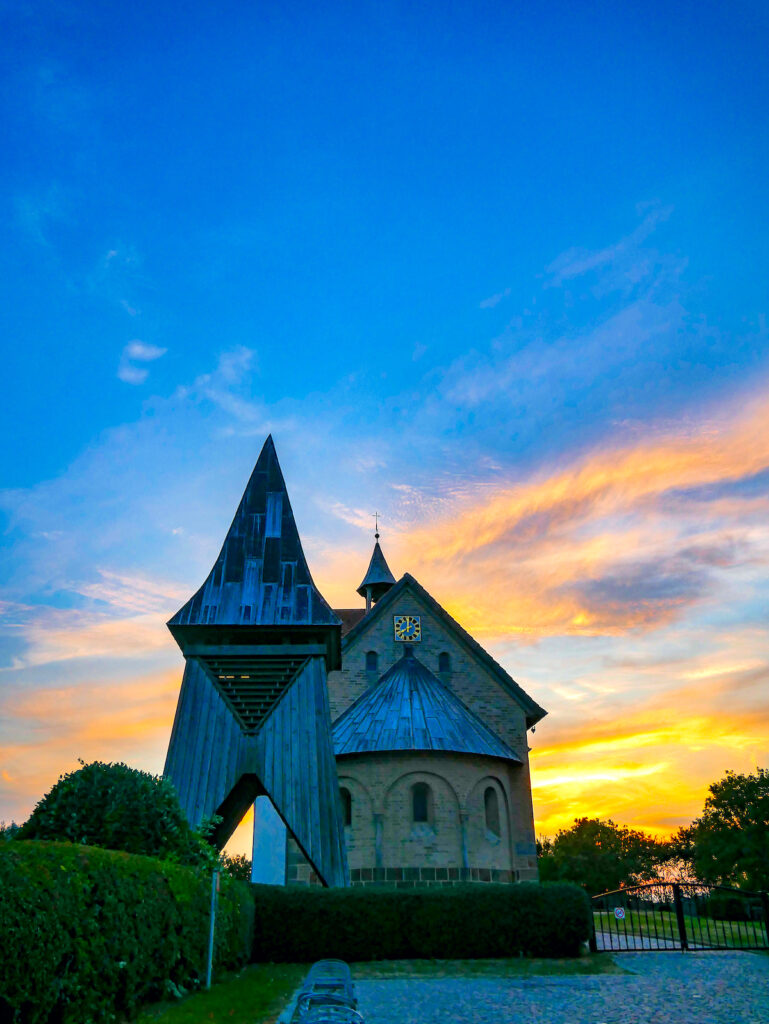 Die Alte Kirche auf Pellworm im Abendlicht