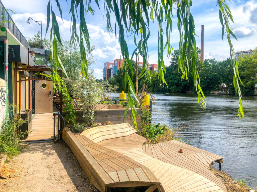 Das Restaurant Katerschmaus in Berlin liegt direkt an der Spree