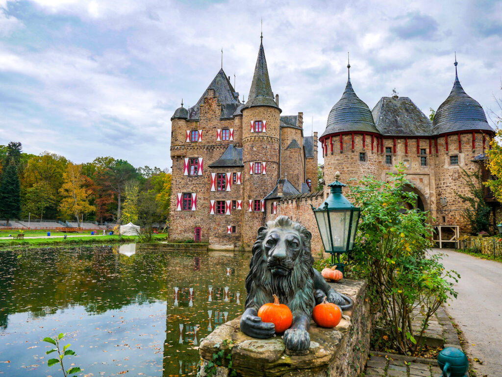 Burg Satzvey in der Eifel ist perfekt für einen Tagesausflug ab Köln