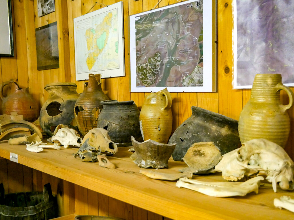 Skelette und Keramiken im Rungholt-Museum auf Pellworm