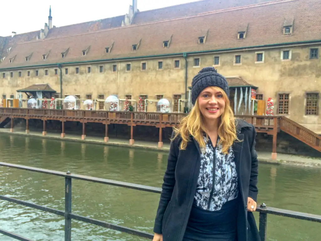 Reiseexpertin Antje Zimmermann im weihnachtlichen Straßburg