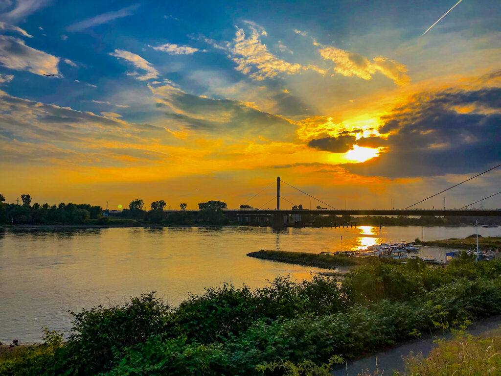 Sonnenuntergang über dem Rhein in Wiesdorf