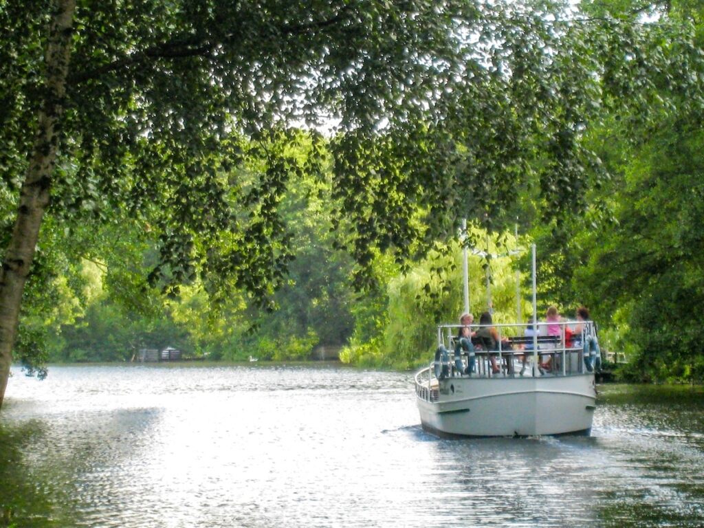 Romantische NRW Bootsfahrten auf dem Hariksee im Naturpark Maas-Schwalm-Nette