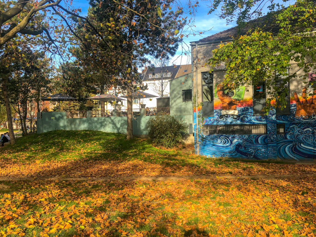 Die große Terrasse vom Café Fridolin im Bürgerzentrum Ehrenfeld