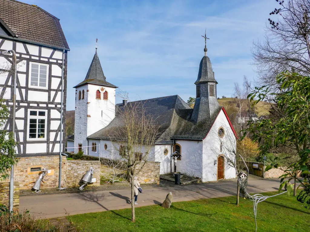 Orginell und idyllisch - das Künstlerdorf Eiserfey in der Eifel