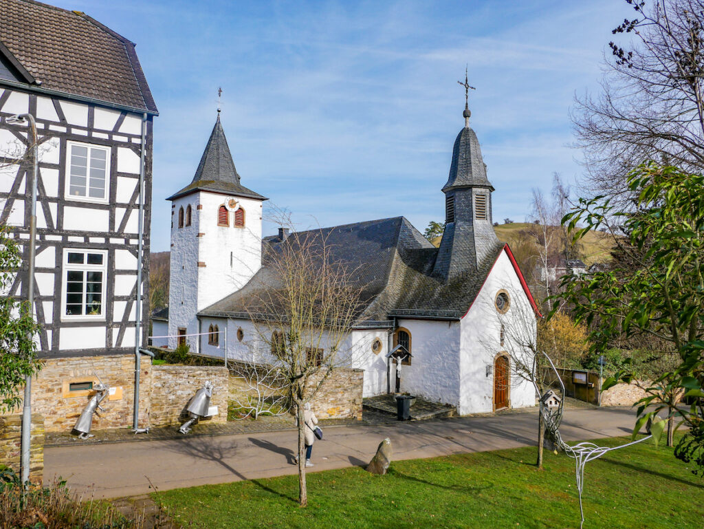 Orginell und idyllisch - das Künstlerdorf Eiserfey in der Eifel ist ein echter Geheimtipp in NRW