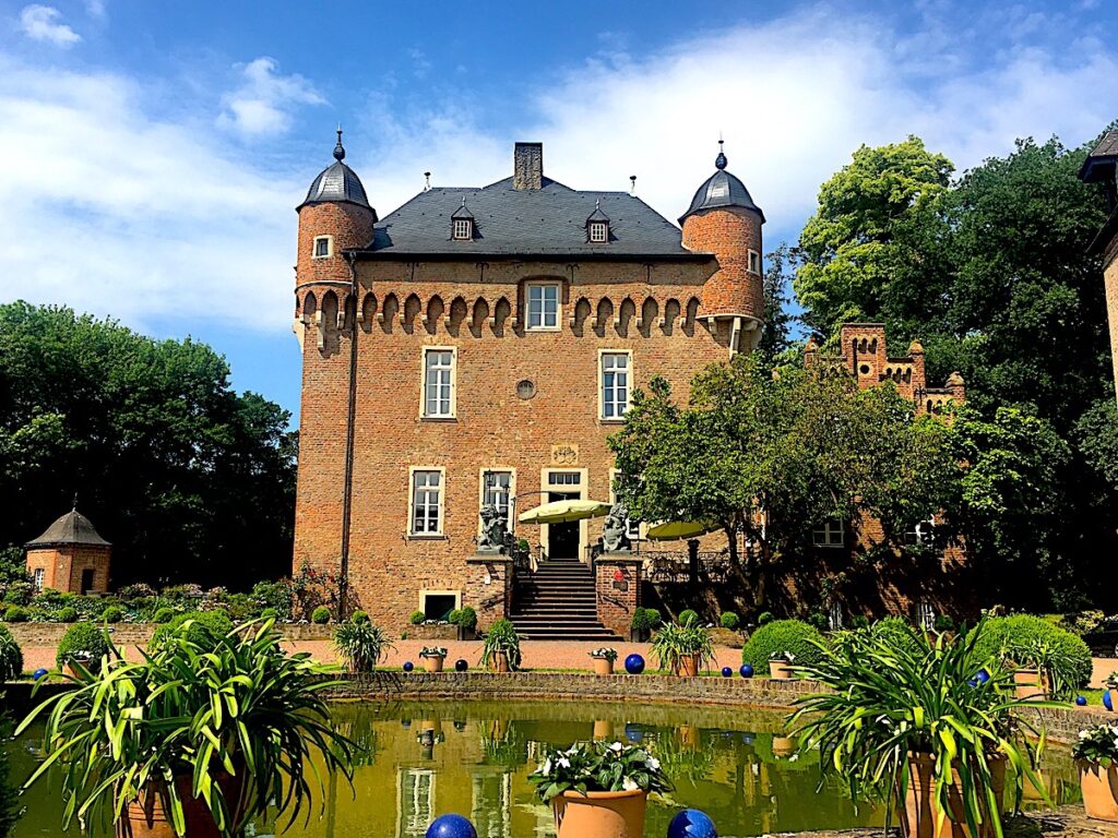 Schloss Löersfeld in Kerpen liegt in der Nähe des Erft-Radweg und bietet spezielle Schloss-Menüs