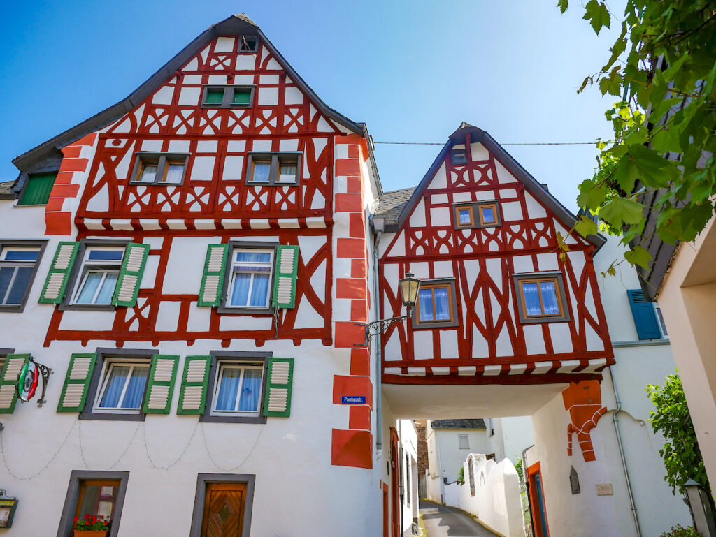 Mosel Geheimtipps: das Winzerdorf Ediger-Eller verfügt über dutzende, schöne Fachwerkhäuser 