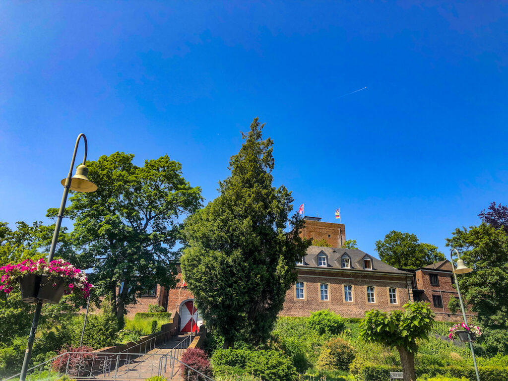 In Burg Wassenberg können Gästeübernachten