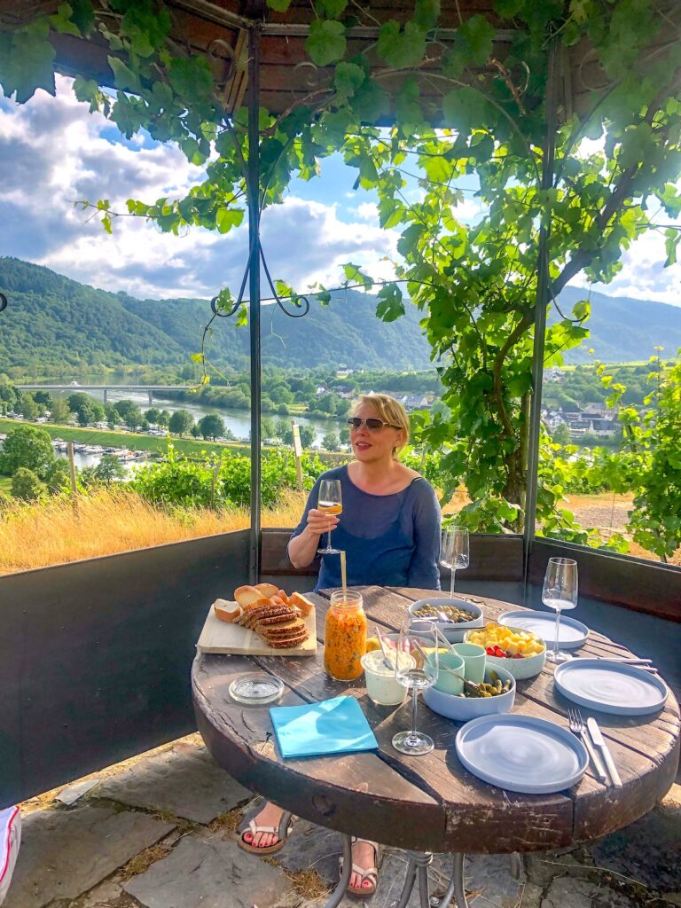 Reiseexpertin Antje Zimmermann genießt den Mosel Riesling