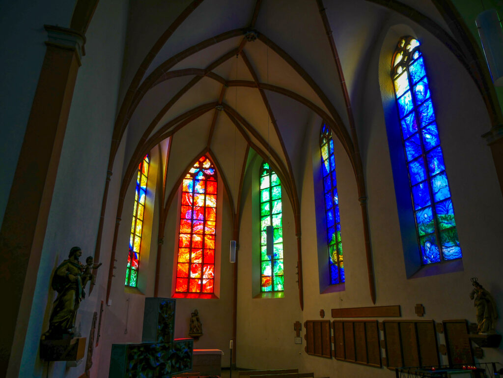 Cochem-Zell Sehenswürdigkeiten - die künstlerischen Kirchenfenster in der Martinskirche in Cochem 