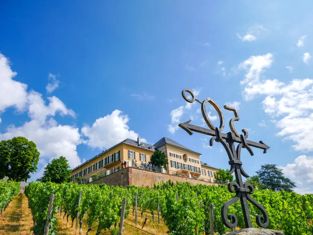 Rheingau Sehenswürdigkeiten: Schloss Johnnisberg - das älteste Riesling Weingut der Welt 