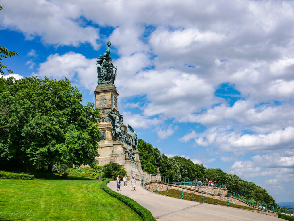 Die Germania thront über Rüdesheim