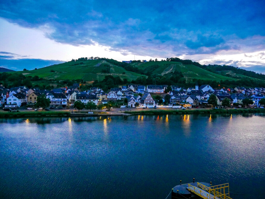 Cochem-Zell Sehenswürdigkeiten – Zell zur blauen Stunde