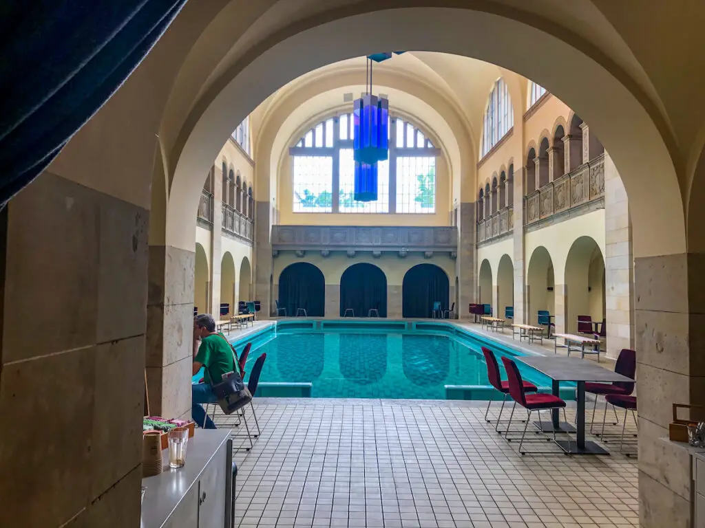 Das Jugenstil-Schwimmbad im Oderberger Hotel 