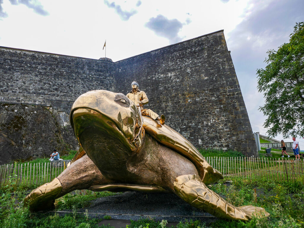 „Searching for Utopia“ – die goldene Schildkröte von Namur