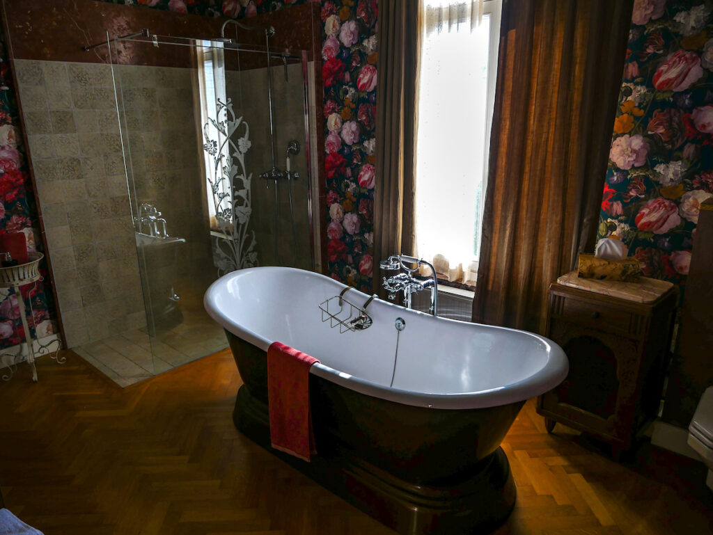 Freistehende Badewanne in der Villa Balat