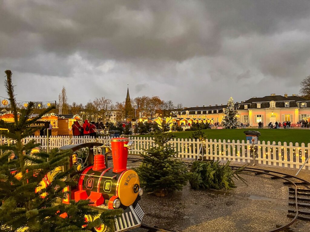 Die weihnachtliche Kinder-Eisenbahn auf Schloss Benrath