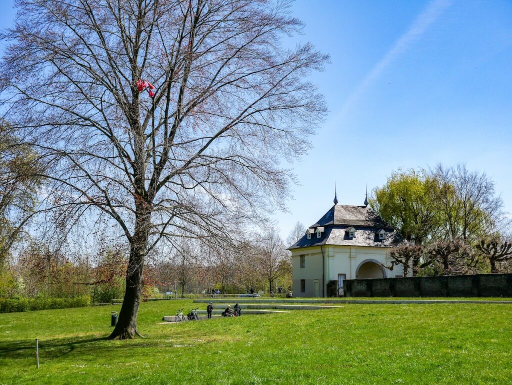 Spazieren im Wald rund um Kloster Knechtsteden 