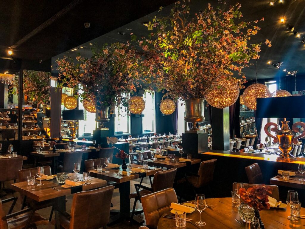 Spektakuläres Restaurant im Medienhafen - die Meerbar