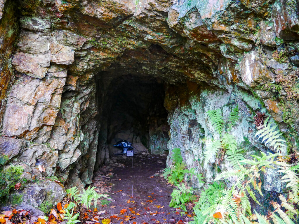 Versteckte NRW Kunst im öffentlichen Raum - eine Skulptur im früheren Steinbruch Murbachtal