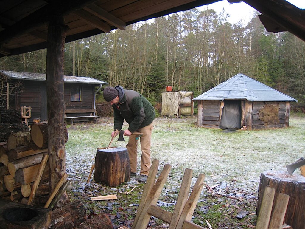 Das Wildniscamp in der Eifel erinnert manche an das RTL-Dschungelcamp