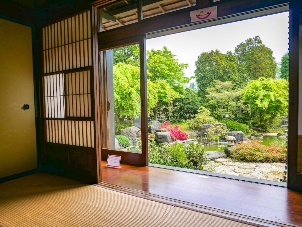 Ausblick vom japanischen Haus in den Tempelgarten