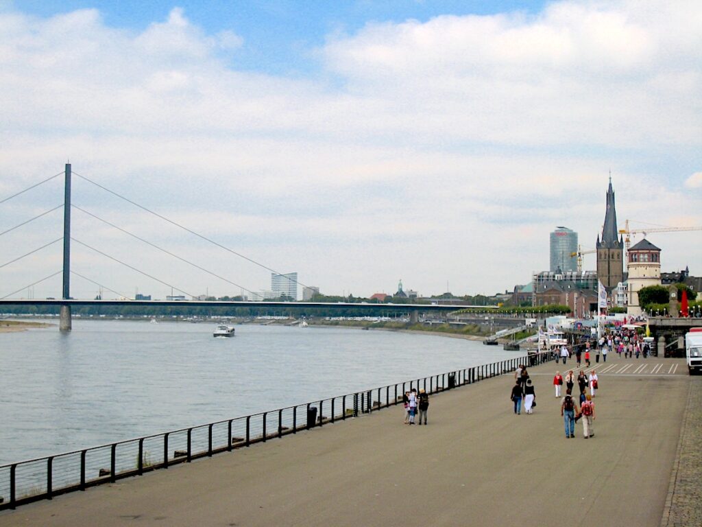 Düsseldorf Sehenswürdigkeiten - die Rheinpromenade 