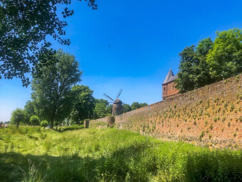 Die historische Stadtmauer in Zons