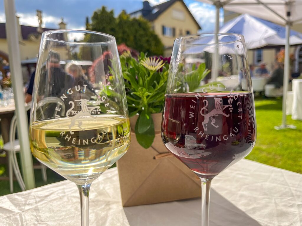Eine Weinreise ins Rheingau bietet vielfältige Genüsse - hier ein aalkoholfreies Cuvée und einen Traubensaft