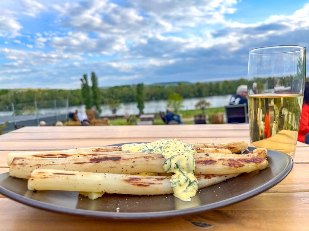 Frischer Spargel passt wunderbar zu einer Weinreise ins Rheingau