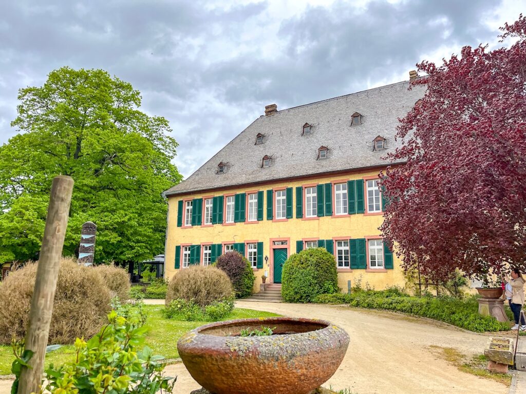 Das Weingut Baron Knyphausen in Eltville am Rhein bietet auch ein Gästehaus