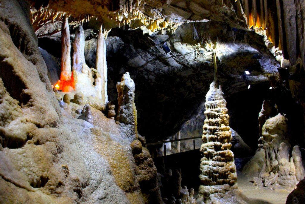 Geheimnisumwitterte Orte in NRW: die Dechenhöhle in Iserlohn
